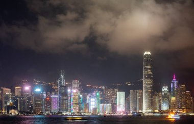 Hong Kong şehir merkezi geceleri Victoria limanı boyunca gökyüzü boyunca, Hong Kong, Çin.