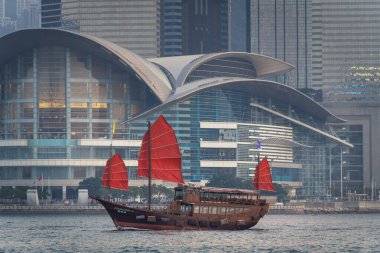 Hong Kong 'dan Kowloon şehrine, Hong Kong' dan Çin 'e turist geçişi için klasik kırmızı yelkenli.