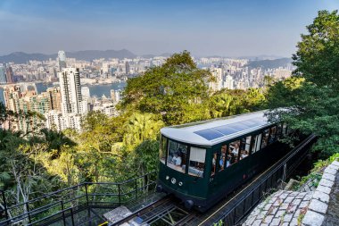 Victoria Tepesi 'nde bir tramvay, Hong Kong Adası' nın batı yarısında bir tepe. Yerel olarak The Peak sadece genel olarak.