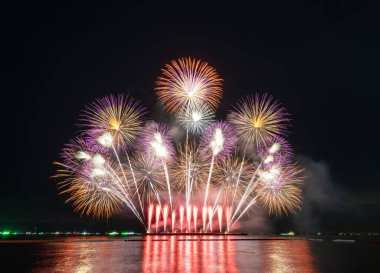 Uluslararası havai fişek festivali Pattaya, Tayland. Güzel havai fişek festivali gece boyunca gökyüzünü aydınlatıyor. Havai fişek gösterisi.