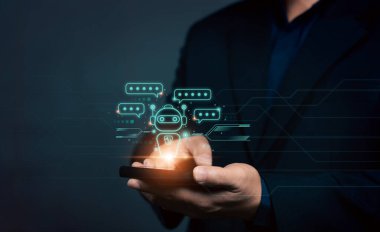 Akıllı telefon yapay zeka sohbet robotu bilgilerini kullanan bir iş adamı. Al Chatbot sohbet asistanı. Chatbot sohbet Yapay Zeka teknolojisi çevrimiçi müşteri hizmetleri. Gelecekçi teknoloji.