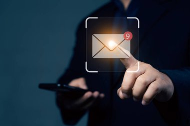 İş e-posta iletişimi ve dijital pazarlama için e-posta bildirim kavramı. Gelen kutusu elektronik mesaj uyarısı alıyor. internet teknolojisi.