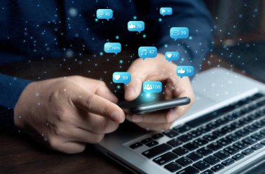 Akıllı telefon kullanan ve sosyal medyada teknoloji simgeleri gösteren bir iş adamı. Sosyal ağı kavra. sohbet, duygu, e-posta, sözleşme.