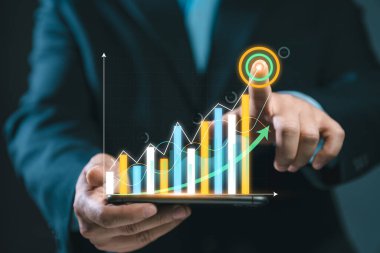 İşadamı, işinde pozitif göstergelerin artışını planladı. İş planlama, grafik büyüme başarı konsepti. Borsa değeri. Fırsat. Dijital pazarlama.