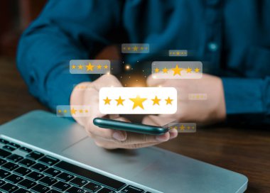 Çevrimiçi müşteri memnuniyeti anket servisi, Müşteri, 5 yıldızlı altın derecelendirme geribildirim ikonu ile akıllı telefona el basımı yapmaktadır ve gözden geçirmek için en iyi puanı vermek için mükemmel rütbeye basar