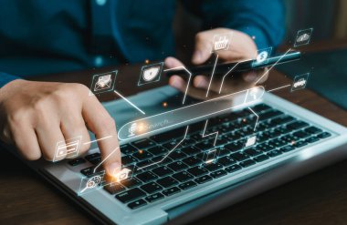 Yapay Zeka Asistanı; SEO Arama Motoru İyimserleştirme Konsepti ile ara. Arama motorlarını sıralamak ya da SEO yapmak için web sitelerindeki AI SEO simgeleri. Ekranda ara. Yapay Zeka veri teknolojisi