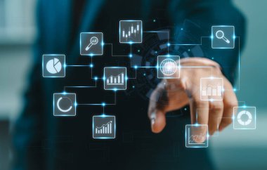 Borsa sanal ikonlarına dokunan bir adam. İşadamı, dijital ekran arayüzünde grafik ve grafik simgeleriyle Büyük Verileri analitik ve iş zekası (BI) için kullanıyor. Çevrimiçi dijital ve pazar.