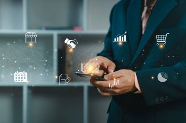 İş adamı akıllı telefonu şirket yönetimi ve ağ teknolojisini kontrol etmek için kullanıyor. Ağ yapısı ve iş simgeleri. İş adamları çalışıyor.. 