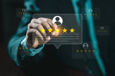Çevrimiçi müşteri memnuniyeti anket servisi, Müşteri, 5 yıldızlı altın derecelendirme geribildirim ikonu ile akıllı telefona el basımı yapmaktadır ve gözden geçirmek için en iyi puanı vermek için mükemmel rütbeye basar
