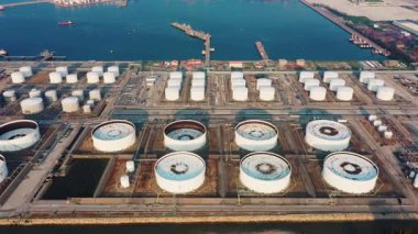 Hava görüntüsü ya da üst görünüm petrol terminali. Saf petrol depolama tankları (depolama tankları) veya tank çiftlikleri, arıtma için rafineriye götürülmeden önce büyük miktarlarda ham petrol depolamak için kullanılan alanlardır..