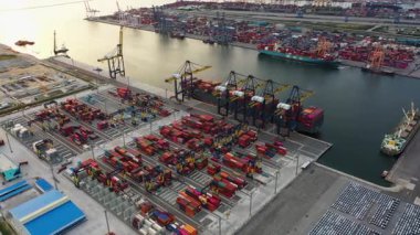 İthalat ticaret lojistik ihracatında hava manzaralı konteynır yük gemisi. Nakliye aracı. Nakliye işi lojistiği. Limana nakliye ve liman kargosu ticareti. görüntüler 4k.