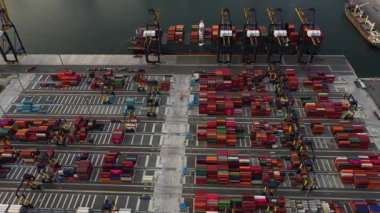 İthalat ticaret lojistik ihracatında hava manzaralı konteynır yük gemisi. Nakliye aracı. Nakliye işi lojistiği. Limana nakliye ve liman kargosu ticareti. görüntüler 4k.
