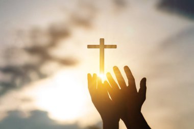 İnsan elleri avuçlarını açıp ibadete başlar. Tanrı, Katolik Paskalya Paskalya Paskalya Perhizi dualarına yardım etsin. Hıristiyan Dini kavramı geçmişi. Tanrı için savaşmak ve zafer.