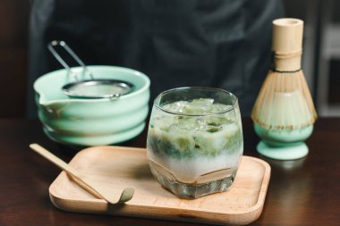 Soğuk bir bardak soya sütlü kibrit yeşil çay. Serinletici buz