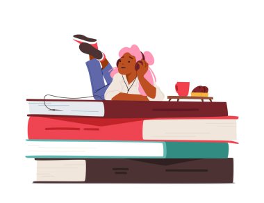Kulaklıklı Kız Kitap Yığını Uzanırken Çevrimiçi Kurslar ve Hikayeler Dinliyor. Kadın Öğrenci Karakteri E-Kitap Dinleme, Çevrimiçi Kütüphane, Eğitim için Uygulama Kullan. Çizgi film İnsanları Vektör İllüstrasyonu