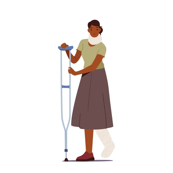 足の骨折と首の負傷を持つ病気の女性は白い背景に隔離された松葉杖で歩く 怪我をした患者黒の女性の文字で壊れた包帯足 漫画人ベクトルイラスト — ストックベクタ