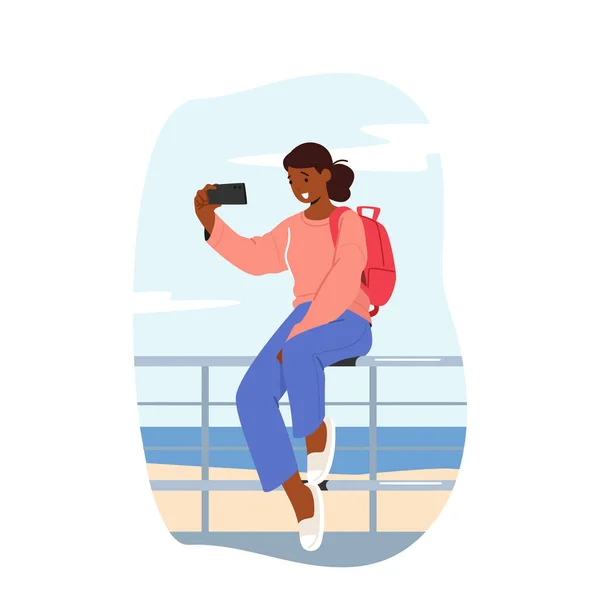 女性は外の手すりに座ってスマートフォンを介してセルフィーやチャットを取ります 海辺の背景に女の子の写真 ソーシャルネットワークのための写真を作ります 写真を共有 漫画ベクターイラスト — ストックベクタ