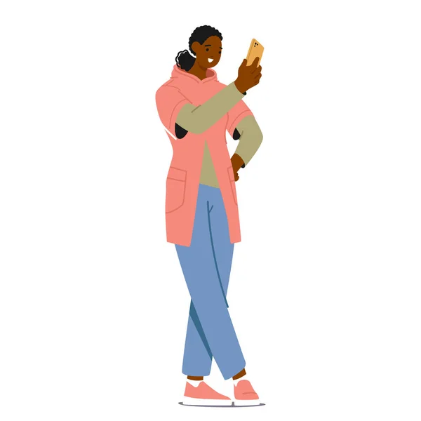若い黒人女性キャラクター携帯電話の画面のポーズ カメラでの写真や顔認識を渡す上で見てください 現代のファッショナブルな女の子は スマートフォンでセルフィーを作る 漫画ベクターイラスト — ストックベクタ