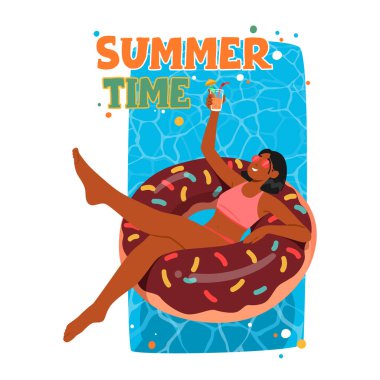 Şişme Yüzüşte Kokteyl Keyifli Kadın Karakteri, Kristal Mavi Su ile çevrili, Parlak Güneş Altında, Havuzda Yüzen Kadın. Çizgi film İnsanları Vektör İllüstrasyonu