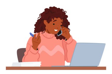 Dizüstü bilgisayarda çalışan ve aynı anda bir telefon görüşmesi yapan çok görevli kadın karakteri etkili bir şekilde görevleri, iletişimi ve verimliliği yönetmek. Çizgi film İnsanları Vektör İllüstrasyonu