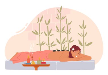 Serene Woman, rahatlatıcı bir tedavide sırtüstü uzanmış, rahatlatıcı kokular ve yumuşak müzikle rahatlatıcı ve canlandırıcı bir deneyim yaratarak, spa salonunda taşlarla yatıyor.