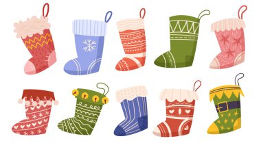 Noel çorapları, şenlikli ve rahat, yıldızlar ve kar taneleri gibi tatil motifleriyle süslenmiş, hediyelerle doldurulmak ve tatil kıyafetlerine tezahürat eklemek için mükemmel. Çizgi film Vektör İllüstrasyonu