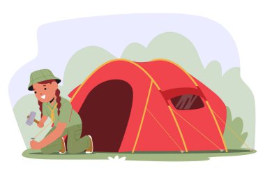 Yeşil üniformalı genç bir izci kız dışarıda otlak alanında çadır kurmakla meşgul. Çekiç kullanıyor, kamp becerilerini gösteriyor ve doğal çevrede hazırlık yapıyor, izciliği teşvik ediyor.