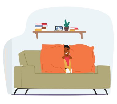 Mutlu çocuk parlak turuncu yastıklarla rahat bir koltukta saklambaç oynuyor. Çocuk gülümsüyor ve neşe dolu bir ortamda eğleniyor, çocukluğunu, eğlencesini ve kapalı mekan oyunlarını anlatıyor.