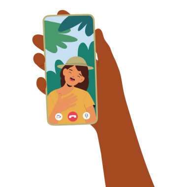 Eli, gülümseyen, elini göğsüne koyan, sıcaklığını, şefkatini ve bir bağlantı duygusunu ifade eden bir kadınla görüntülü konuşma yaparken akıllı bir telefon tutuyor. Çizgi film Vektör İllüstrasyonu
