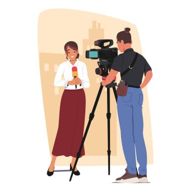 Videografla çalışan kadın gazeteci şehir sokaklarındaki karikatür sahnesinde kamu haberlerini yayınlıyor. Kadın TV muhabiri mikrofon konuşuyor ve kameraman canlı yayın vektör illüstrasyonunu çekiyor.