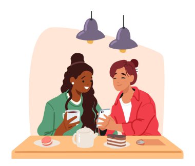 Sosyal medyada dedikodu yapan iki genç kız kafe sahnesinde cep telefonu ekranına bakıyor. Kadın arkadaşlar kafeterya vektör illüstrasyonunda kahve içip kek yiyorlar.