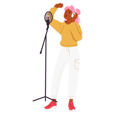 Beyaz arka planda izole edilmiş bir şekilde stüdyo mikrofonunun başında duran yetenekli genç kadın vokalist çizgi film karakteri şarkı söylüyor. Profesyonel kadın şarkıcı, müzik parçası vektör illüstrasyonunu kaydediyor