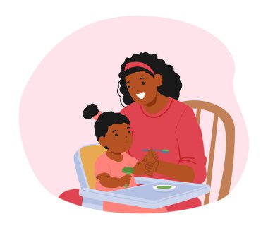 Anne, küçük kızına beyaz arka planda izole bir masada katı yemek yemeyi öğretiyor. Sevimli bir çocuk, annesinin yanında otururken lezzetli brokoli lapasının tadını çıkarıyor.