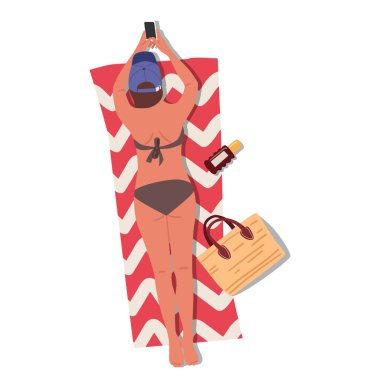 Bikini mayo giymiş genç bir kadın battaniyenin üstünde güneşleniyor. Kadın turist çizgi film karakteri güneşin altında uzanırken, plajda izole bir şekilde dinleniyor.