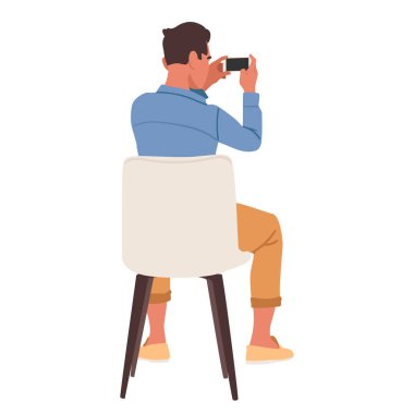 Modayı takip eden genç adam, beyaz arka planda izole bir şekilde arka koltukta otururken mobil kamerayla video çekiyor. Erkek çizgi film karakteri ilginç an vektör illüstrasyonunda resim çekiyor