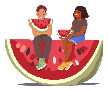 Mutlu çocuk çizgi film karakterleri tatlı karpuz doğal organik meyveler yiyorlar beyaz arka planda izole edilmiş büyük bir dilimin üzerinde oturuyorlar. Kız ve erkek çocuklar vitamin besin vektörü resimlerini tadıyorlar.