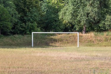 Futbol sahasında kum ve çimenler, üst manzara, düz yatış.