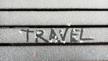 İlk karın neşesi, kış tahtadan terasta yazılıdır. Çıplak bir adamın bacağı yazının önünde karda duruyor. Karda sertleşiyor.