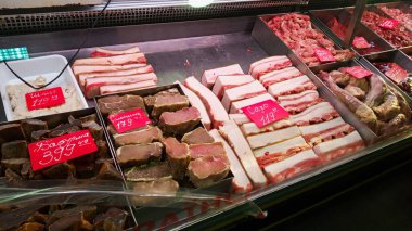 Paketli metal arka plan üzerinde domuz ve sığır eti parçaları