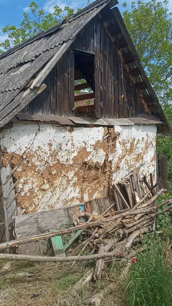 Bir Rus roketinin şarapneli ile tahrip edilmiş bir ahır..