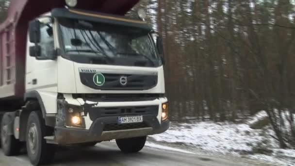 Caminhão Está Dirigindo Uma Estrada Terra — Vídeo de Stock