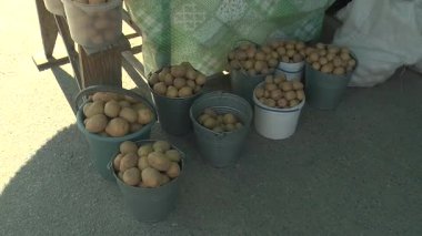 Pazarda patates, soğan, lahana, havuç.