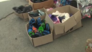 Karton bir kutuda lastik terlikler ve lastik botlar.