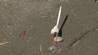 Ev yapımı kibrit çöpü roketi fırlatılıyor