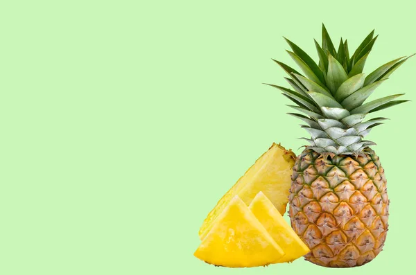 Yeşil arka planda olgun ananas seti. Meyveli yüksek Vitamiv C.
