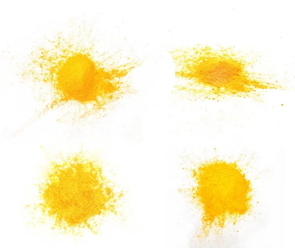 Beyaz arkaplan üzerinde izole edilmiş zerdeçal (Curcuma) toz yığını grubu, üst görünüm