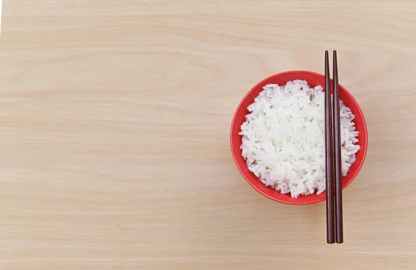 Vařená Rýže Červené Keramické Mísy Hůlky Dřevěném Pozadí Asijské Jídlo — Stock fotografie