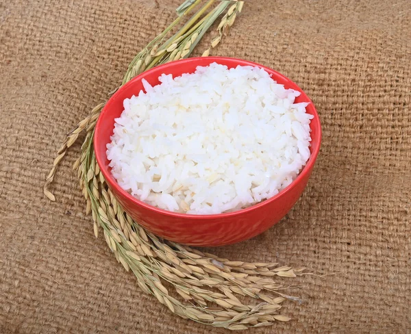 Červená Mísa Jasmínové Rýže Zrna Pytlovině Hnědé Rýže Syrové — Stock fotografie