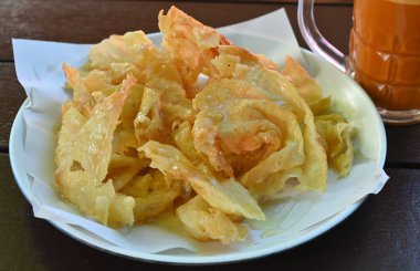 Süt ve çayla kaplı Roti ekmeği. Tahta masada..