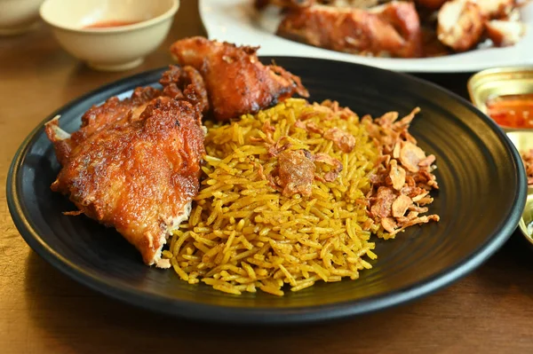Dum Handi Kurczaka Biryani Talerzu Popularne Indyjskie Jedzenie — Zdjęcie stockowe